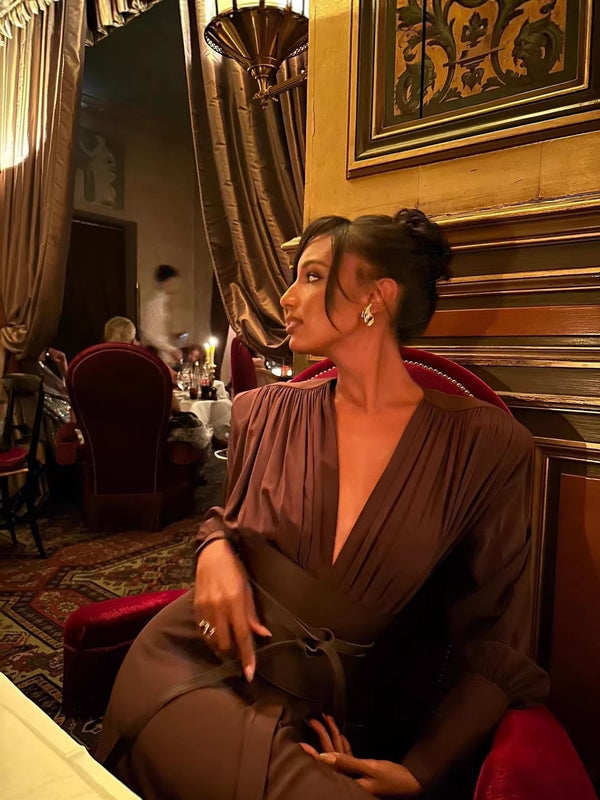 Vestido plisado estilo francés con cuello en V y manga larga